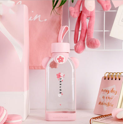 Botella de cristal linda de la forma del flamenco, botella de cristal rosada con la manga del silicón proveedor