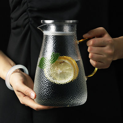 Jarra de cristal de la bebida de la manija redonda, jarra de cristal a prueba de calor aislada con la tapa proveedor