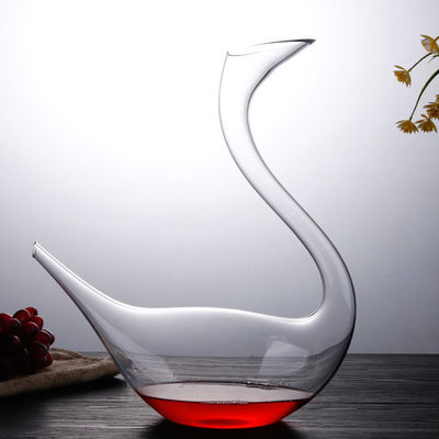 cisne material cristalino sin plomo hecho a mano de la jarra de cristal del vino 1800ml formado proveedor