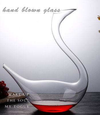 cisne material cristalino sin plomo hecho a mano de la jarra de cristal del vino 1800ml formado proveedor