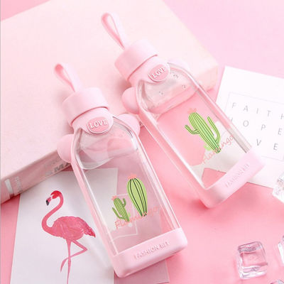 Botella de cristal linda de la forma del flamenco, botella de cristal rosada con la manga del silicón proveedor