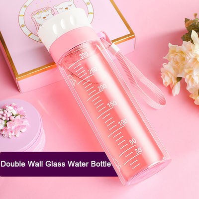 La alta botella de agua del vidrio de Borosilicate con la escala BPA libera a prueba de calor proveedor